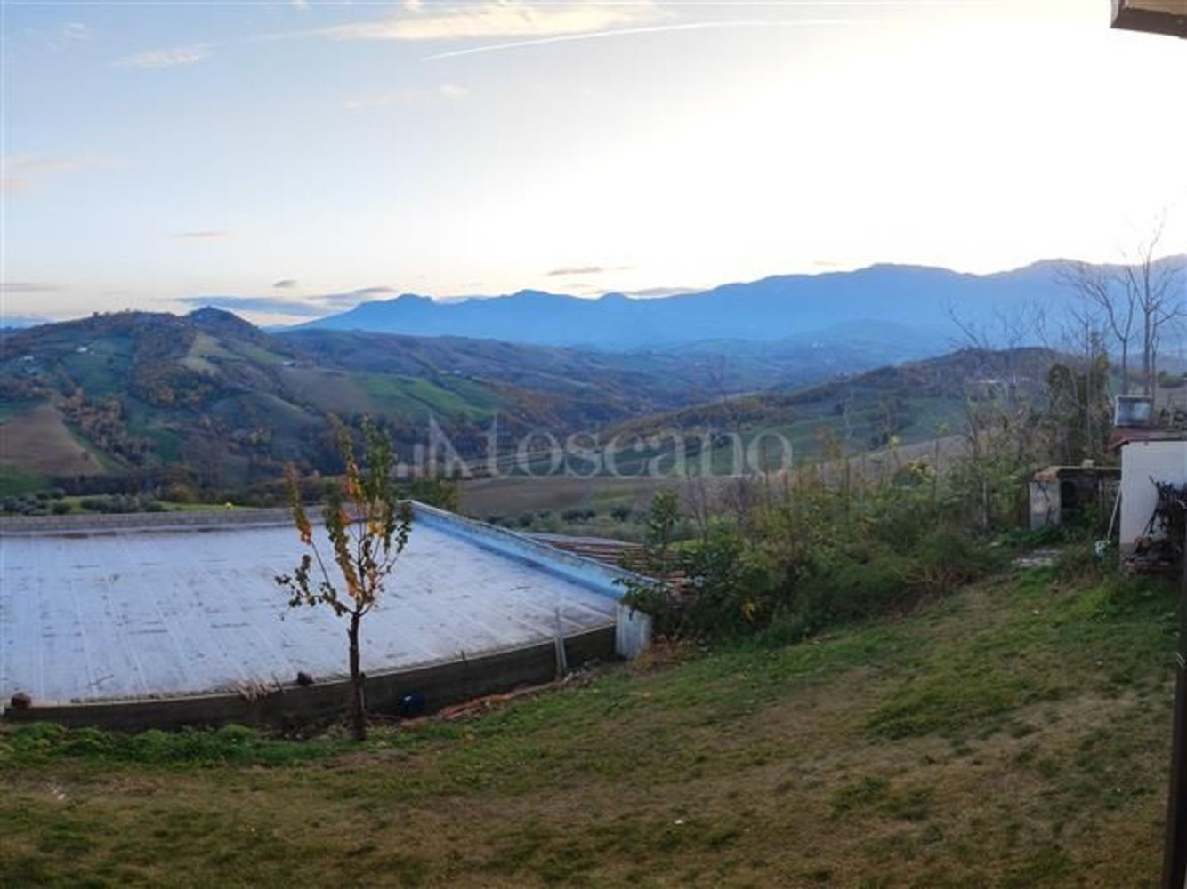 Дом с 9 комнатами в Кастильоне Мессер Раймондо, Италия № 162901