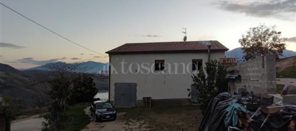 Дом с 9 комнатами в Кастильоне Мессер Раймондо, Италия № 162901 29