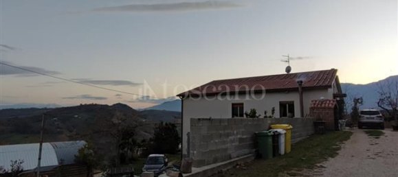 Дом с 9 комнатами в Кастильоне Мессер Раймондо, Италия № 162901 27