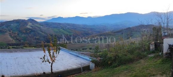 Дом с 9 комнатами в Кастильоне Мессер Раймондо, Италия № 162901 30