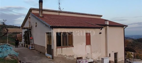 Дом с 9 комнатами в Кастильоне Мессер Раймондо, Италия № 162901 24