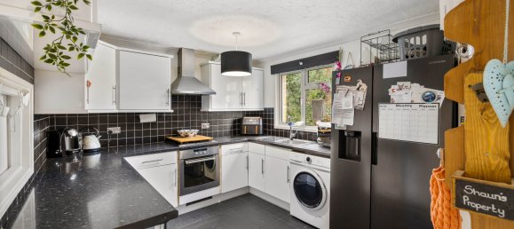 3 bedrooms House in Crawley, United Kingdom No. 1071 3