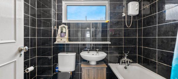 3 bedrooms House in Crawley, United Kingdom No. 1071 4