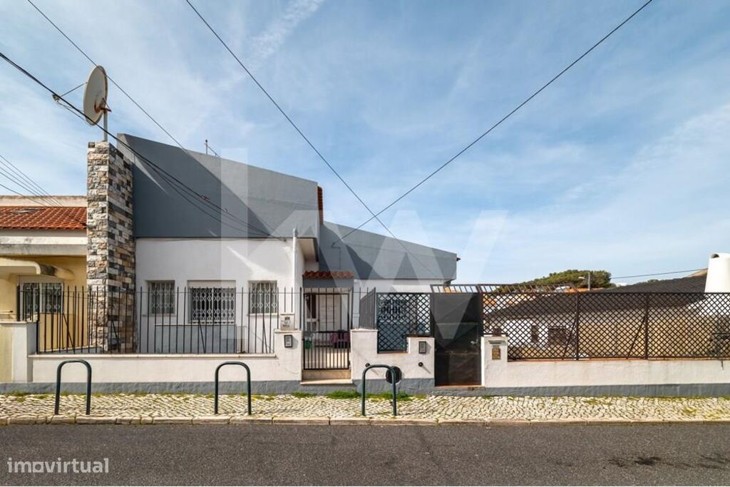 3 bedrooms Commercial property in Cascais, Portugal No. 77172