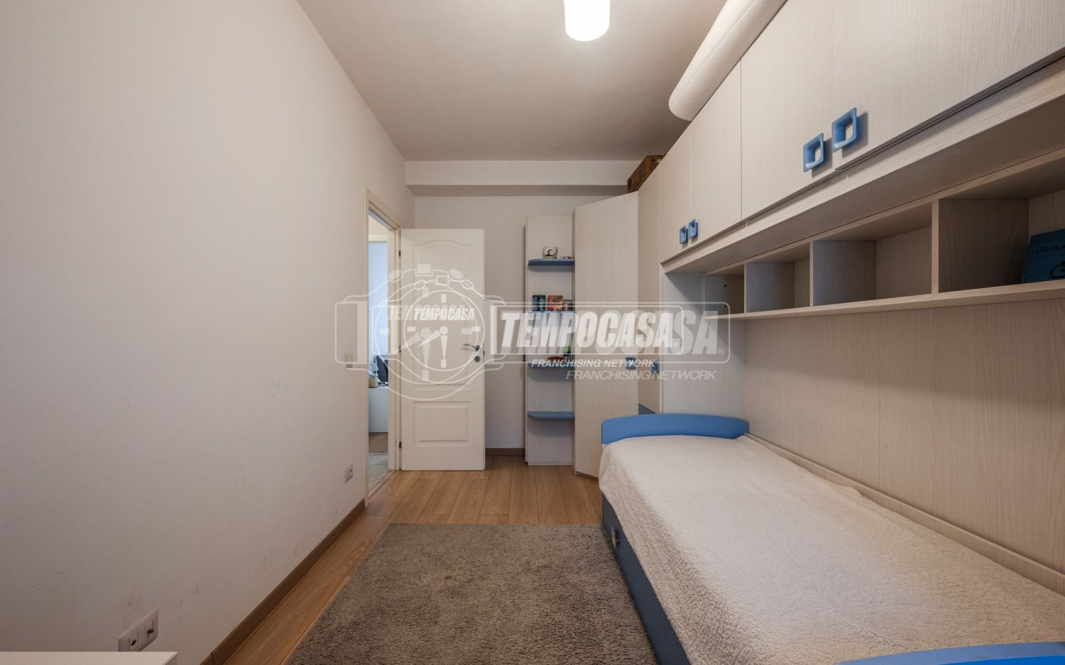 3 rooms Apartment in Milan, Italy No. 274435