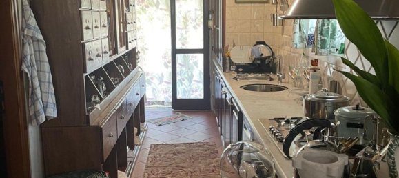 8 rooms House in Carrara, Italy No. 48122 4