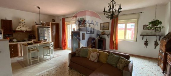 4-salle Appartement à Bagheria, Italy No. 14783 2