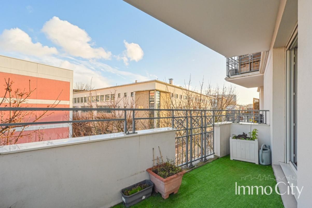 2 bedrooms Apartment in Montrouge, France No. 151358