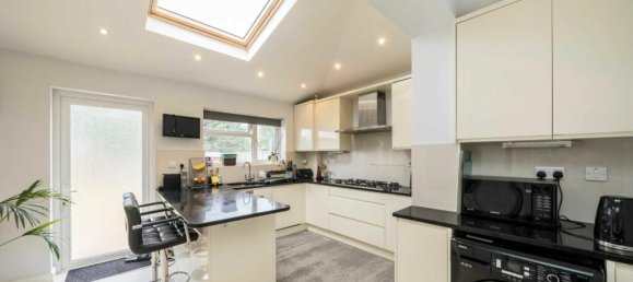 4 bedrooms House in Surbiton, United Kingdom No. 10242 9