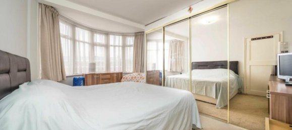 4 bedrooms House in Surbiton, United Kingdom No. 10242 11