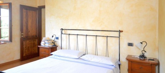 4 rooms House in Chiusi, Italy No. 52733 2
