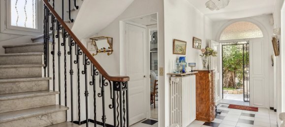 4 bedrooms Commercial property in Antibes, France No. 1927 2