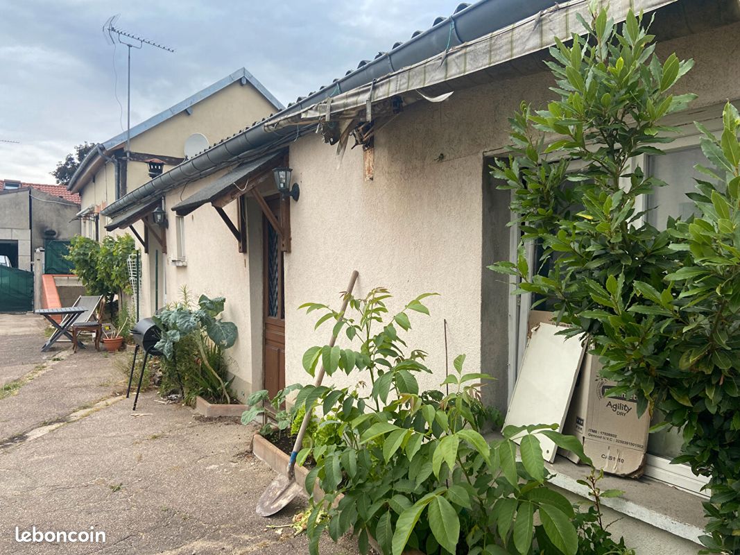 Edificio en Fleury-les-Aubrais, France 180 m² No. 94397