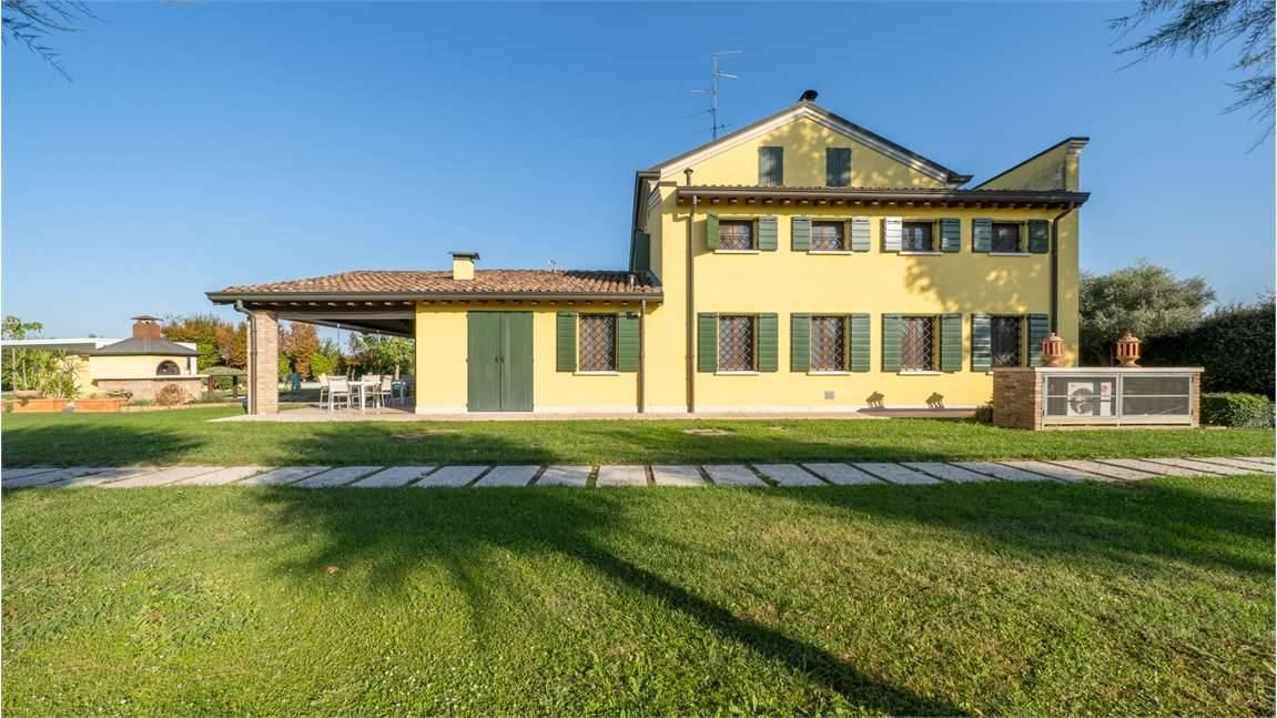 16غرفة فيلا في Novi di Modena, Italy رقم 25493