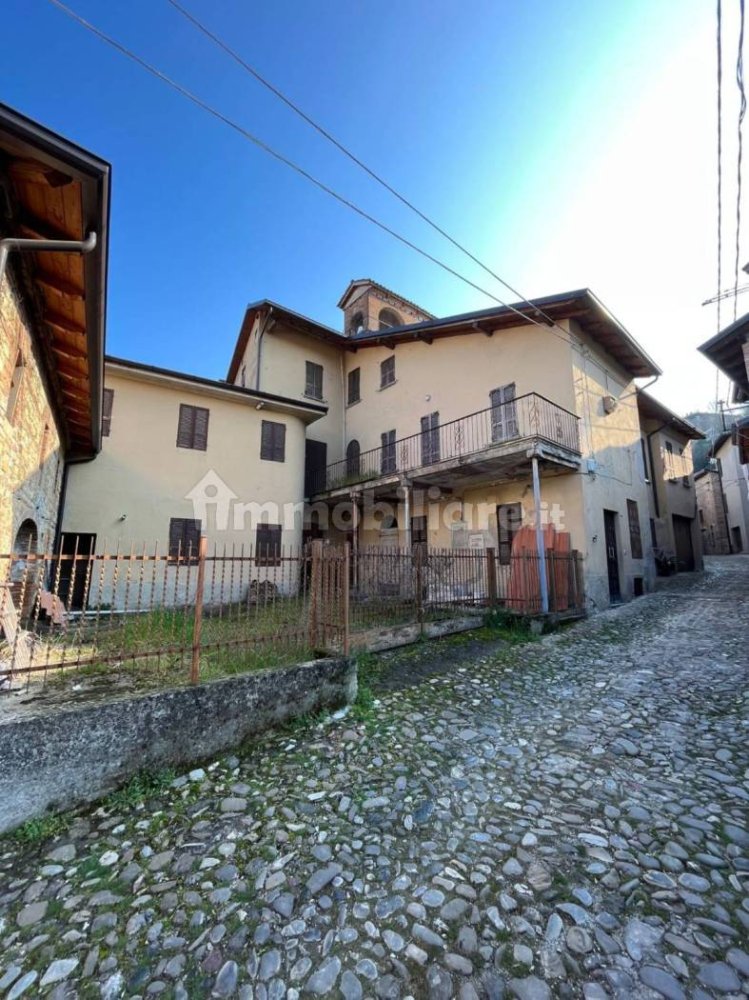 800m² Building in Castell'Arquato, Italy No. 161090