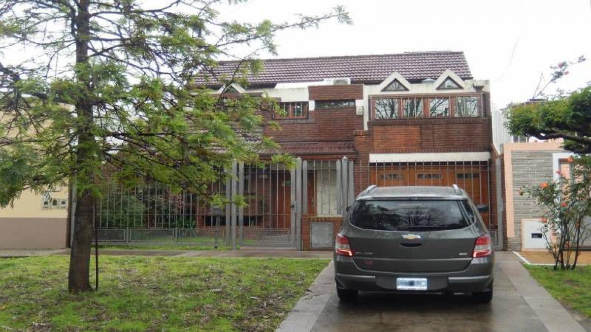 Casa de 3 dormitorios en Quilmes, Argentina No. 7187