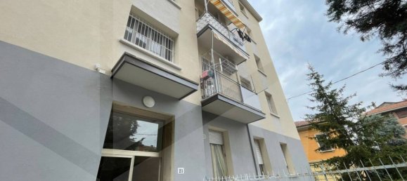 4 rooms Apartment in Bologna, Italy No. 17933 3