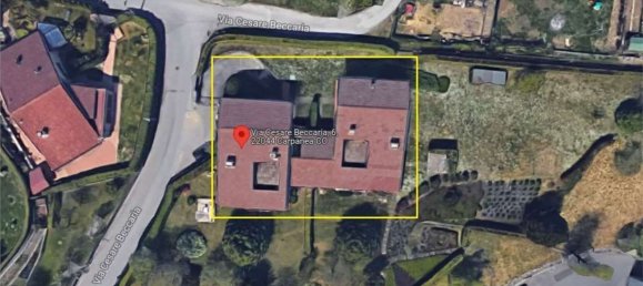 Casa de 9 habitaciónes en Inverigo, Italy No. 3290 2