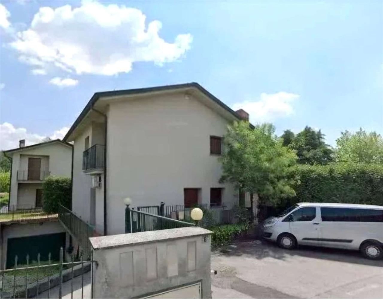 Casa de 9 habitaciónes en Inverigo, Italy No. 3290