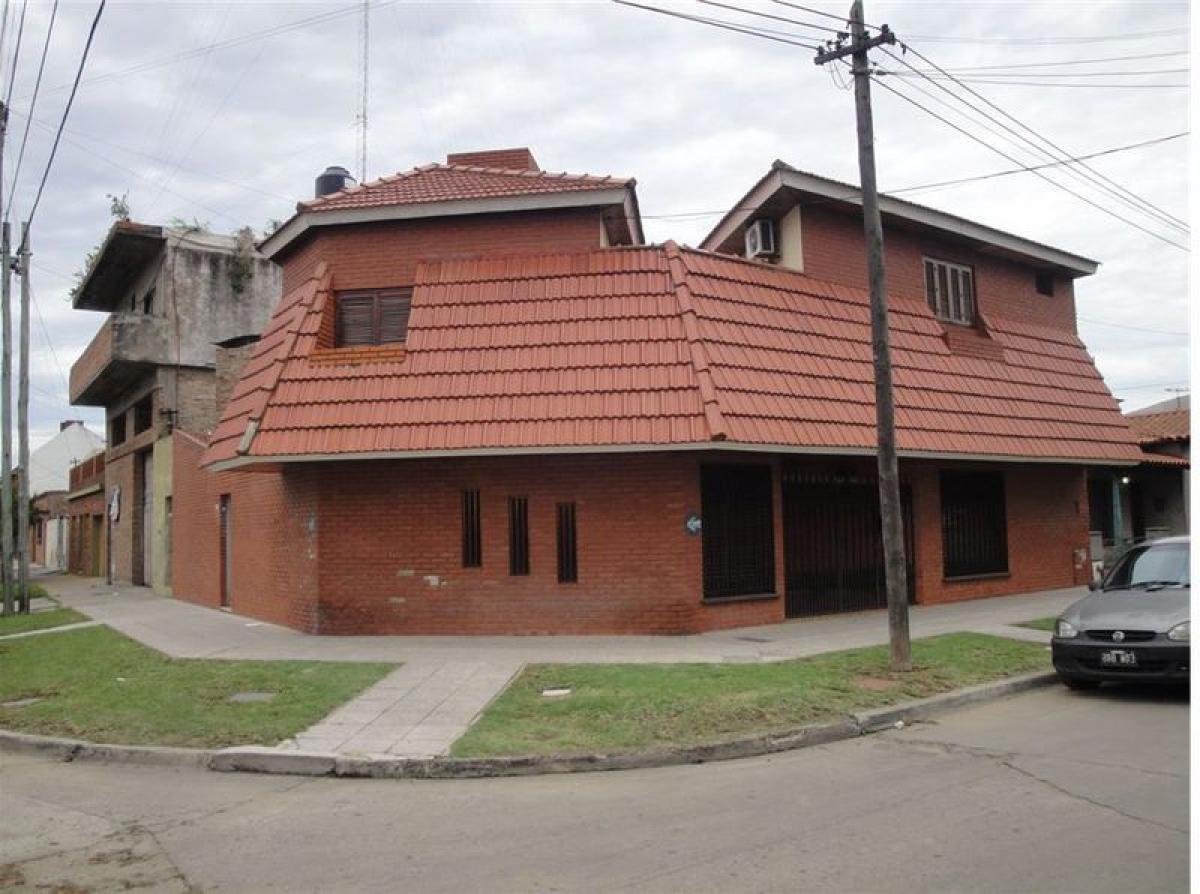 3 bedrooms House in Lanus, Argentina No. 20349