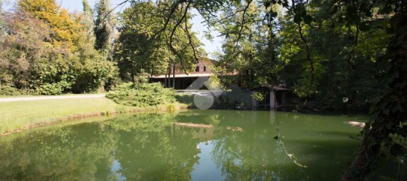 5 bedrooms Villa in Marmirolo, Italy No. 16043 4