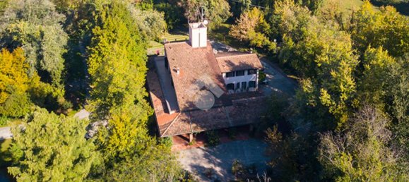 5 bedrooms Villa in Marmirolo, Italy No. 16043 2