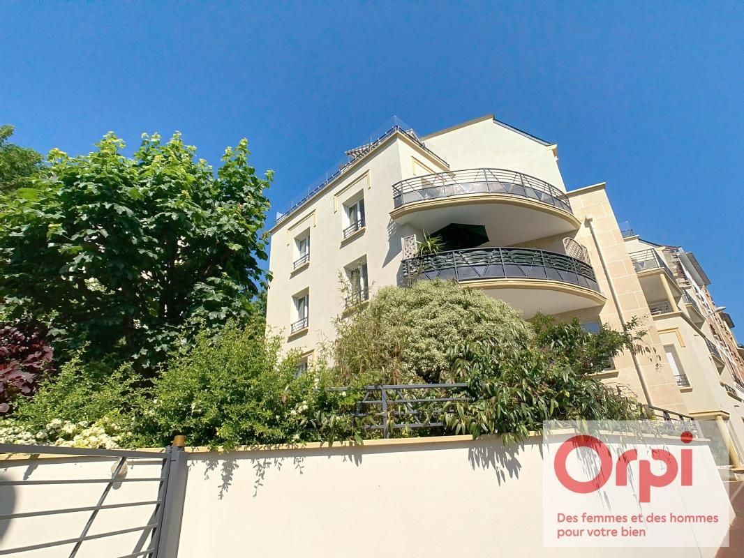 Apartamento de 4 dormitorios en Issy-les-Moulineaux, France No. 124544