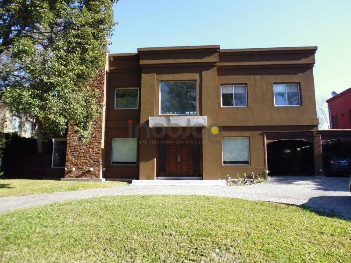 4 bedrooms House in Berazategui, Argentina No. 11918