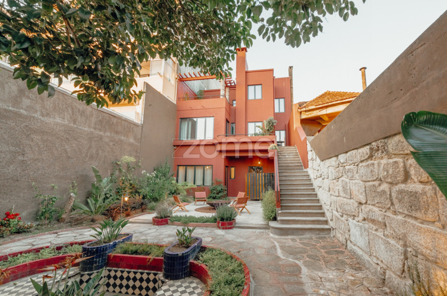 Здание с 7 спальнями в Порту, Португалия № 289653