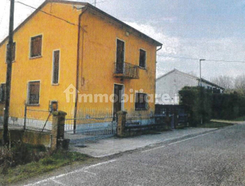 Villa de 4 dormitorios en Quistello, Italy No. 13242