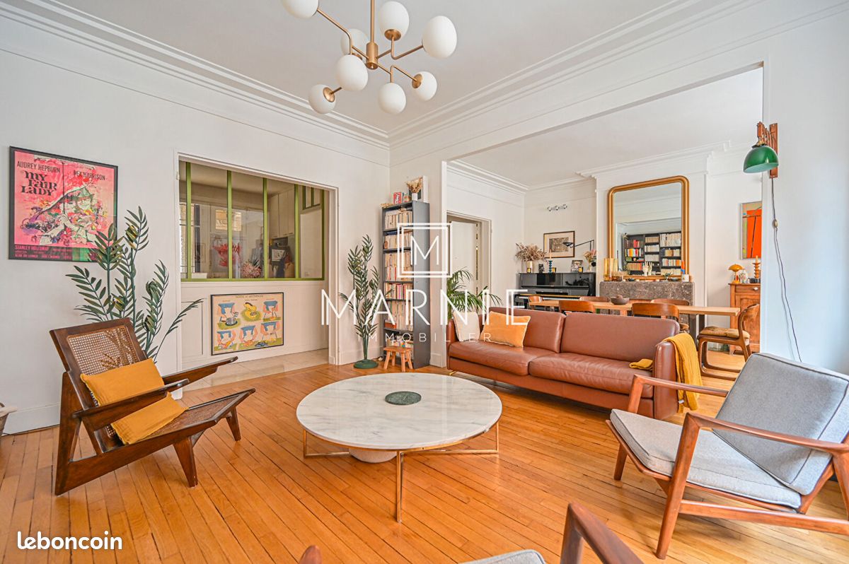 3 bedrooms Apartment in Paris, France No. 180249