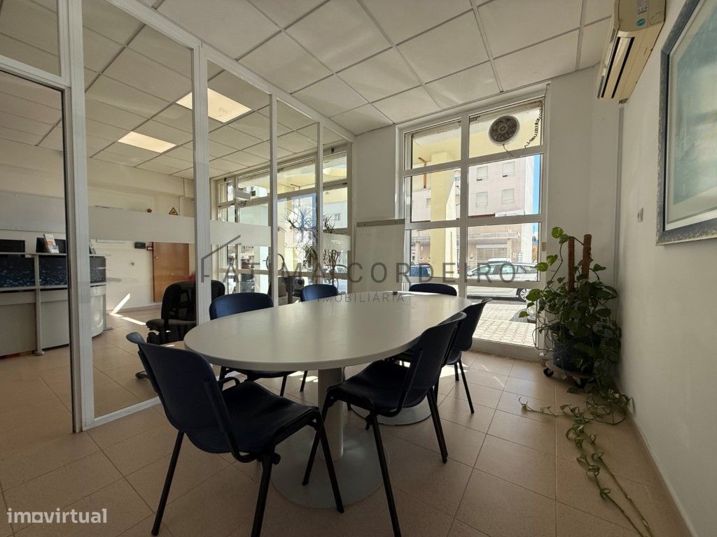 123m² Commercial property in Corroios, Portugal No. 340227