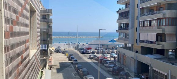 3 rooms Apartment in Bari, Italy No. 34286 3