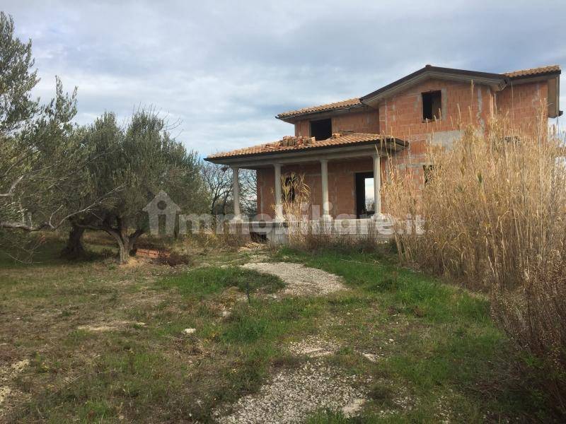 4 bedrooms Villa in Cupello, Italy No. 234705