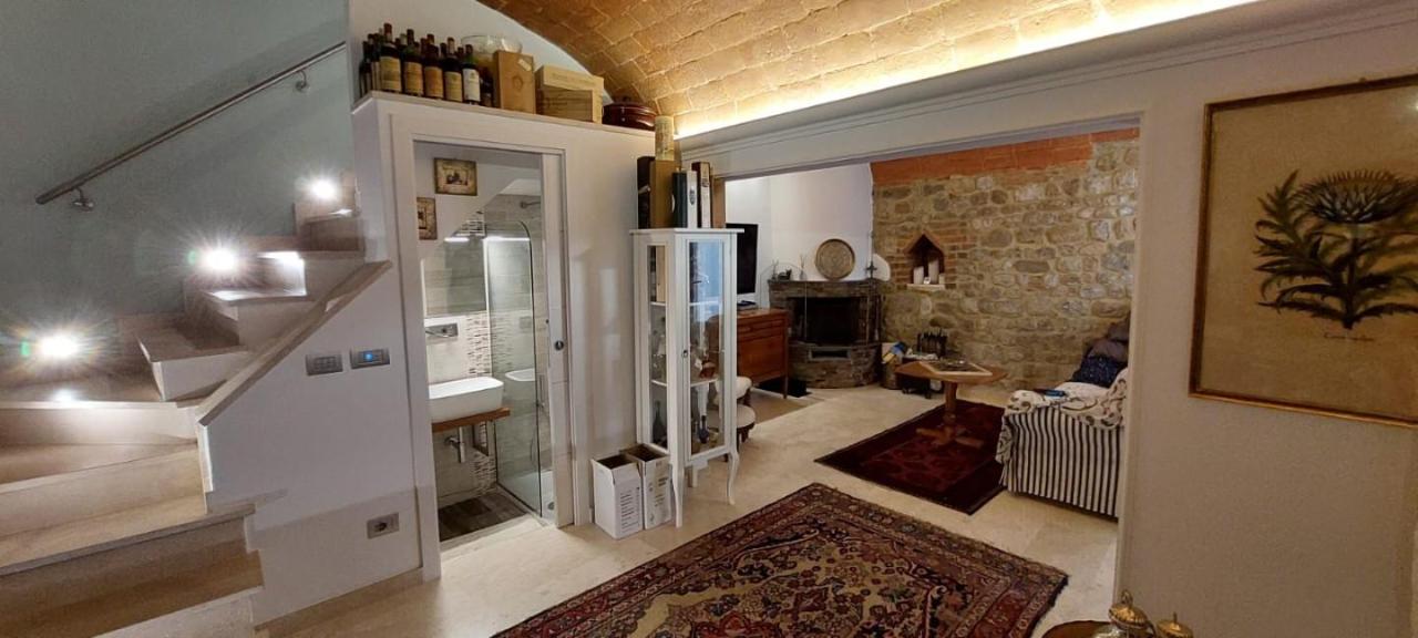 Дом с 7 комнатами в Капрая э Лимите, Италия № 17643