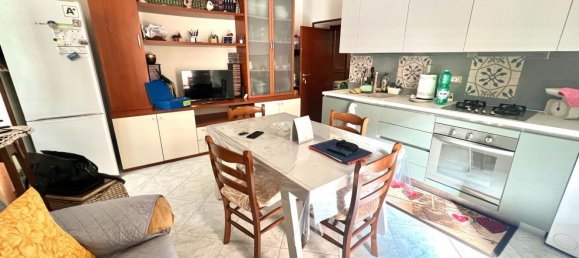 3-salle Appartement à Pozzuoli, Italy No. 181569 2