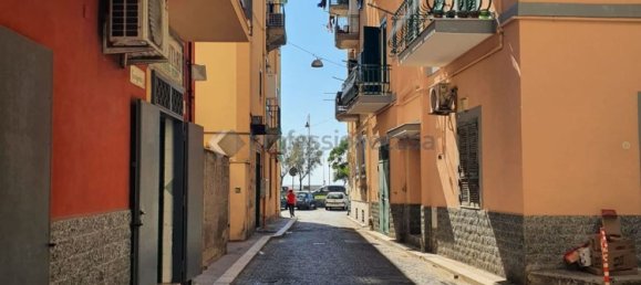 3-salle Appartement à Pozzuoli, Italy No. 181569 11