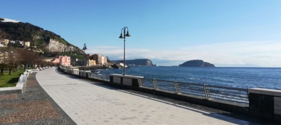 3-salle Appartement à Pozzuoli, Italy No. 181569 15