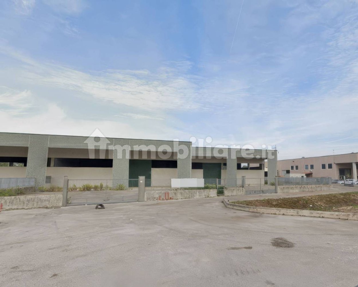 Склад с 5 комнатами в Сабаудия, Италия № 47733