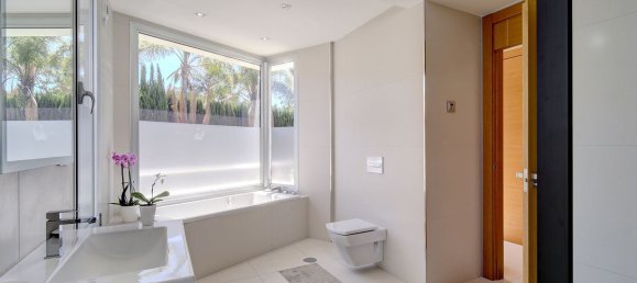 5 bedrooms Villa in Marbella, Spain No. 87404 16