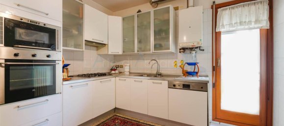 3 bedrooms Apartment in Mogliano Veneto, Italy No. 301569 5