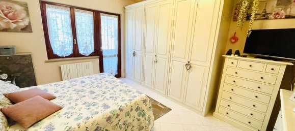 5 rooms House in Limbiate, Italy No. 271913 16