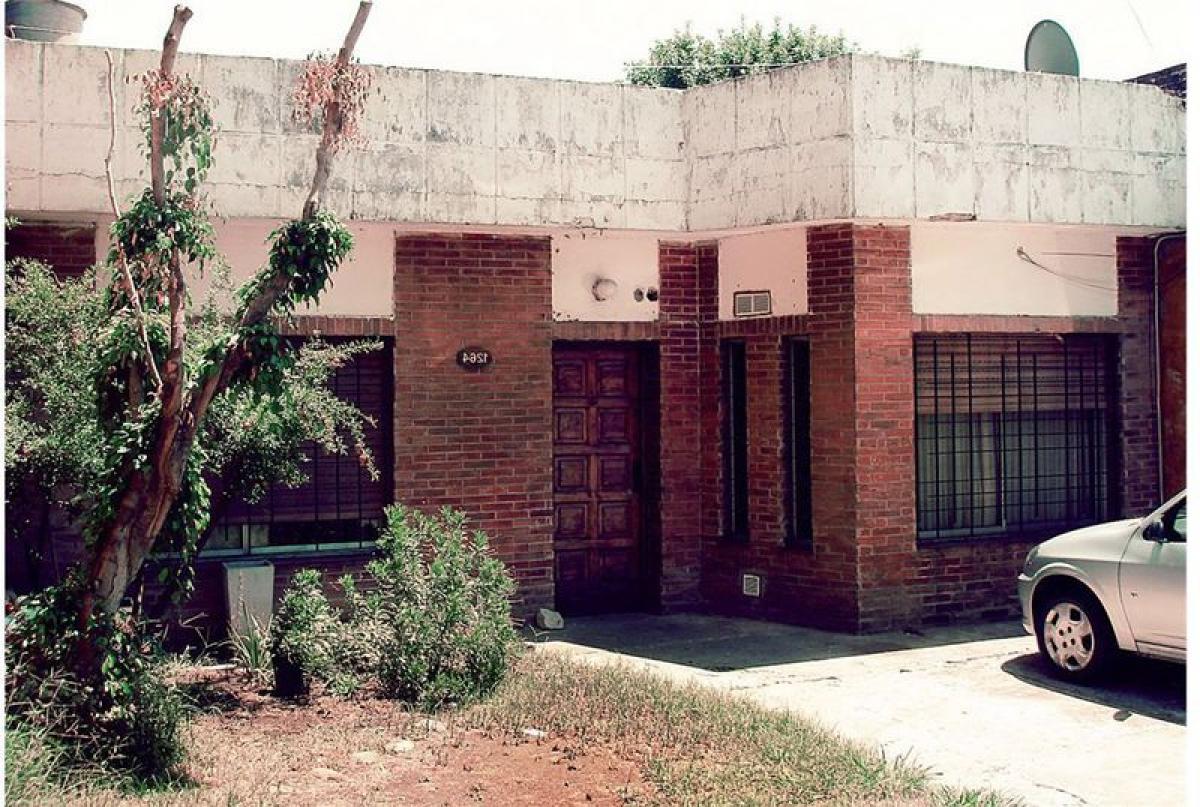 2 bedrooms House in Lanus, Argentina No. 64347