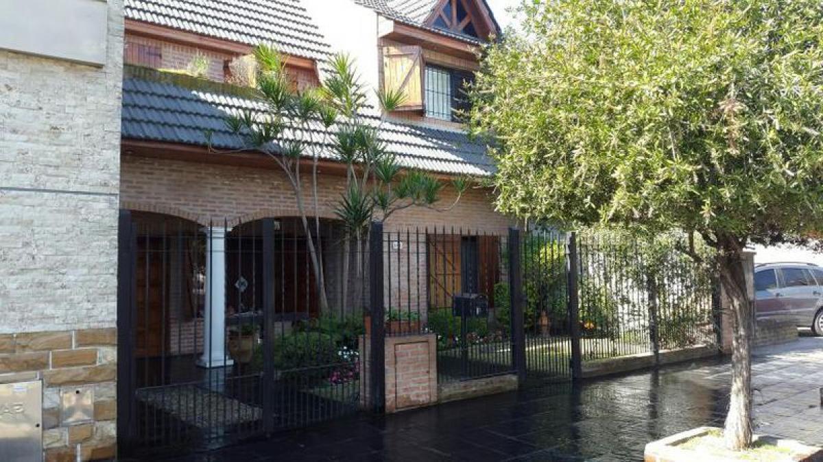 Casa de 3 dormitorios en Bermúdez, Argentina No. 58519