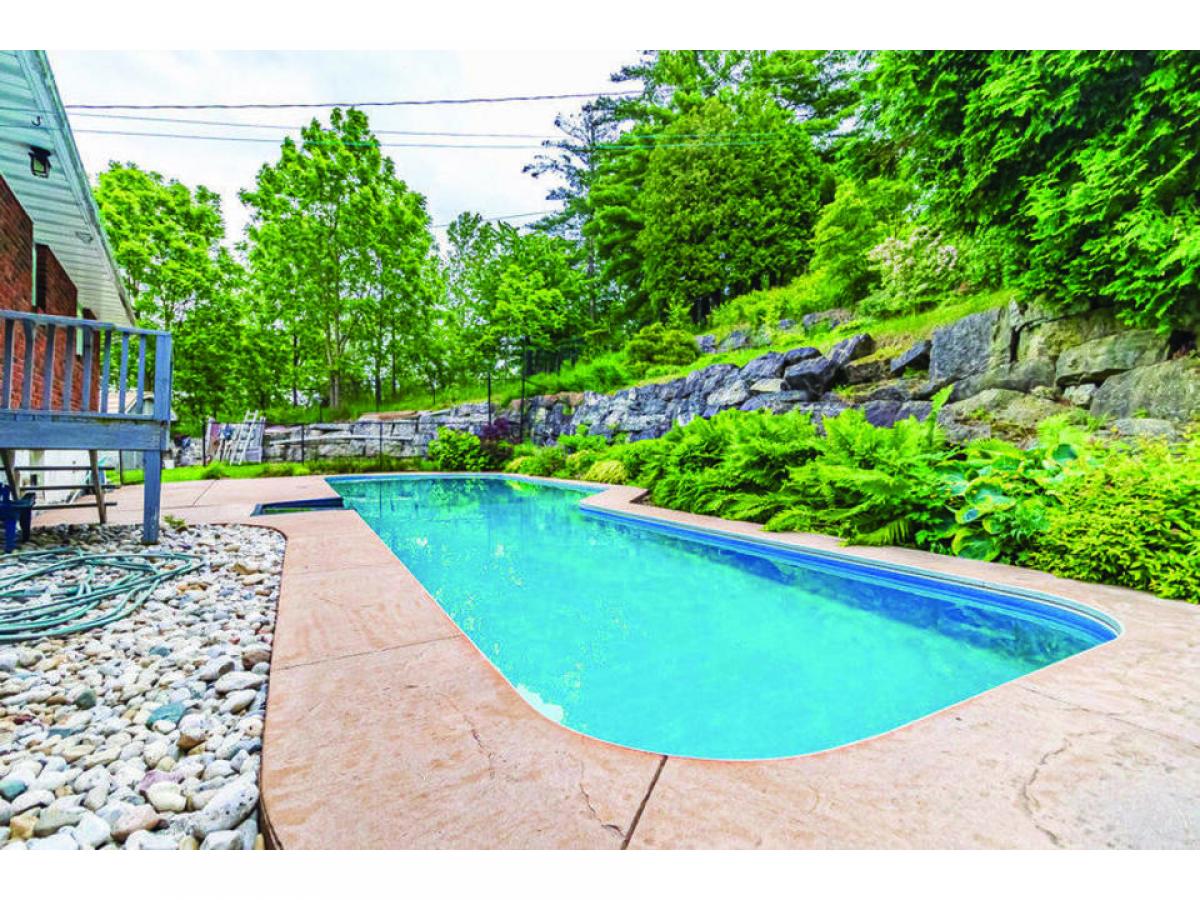 4 bedrooms House in Dundas, Canada No. 782