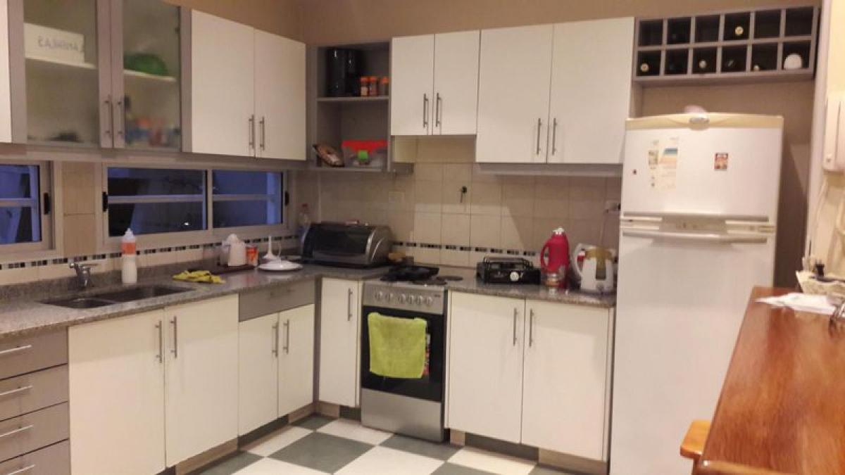 4 bedrooms House in Moron, Argentina No. 8274