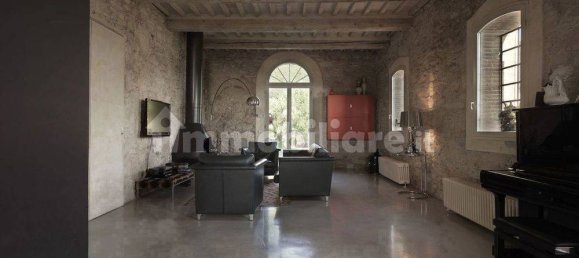 4 bedrooms Villa in Pisa, Italy No. 196575 9