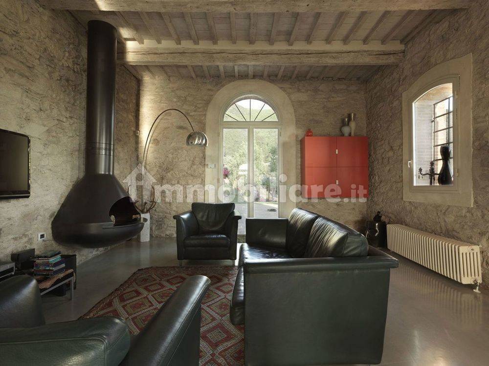 4 bedrooms Villa in Pisa, Italy No. 196575