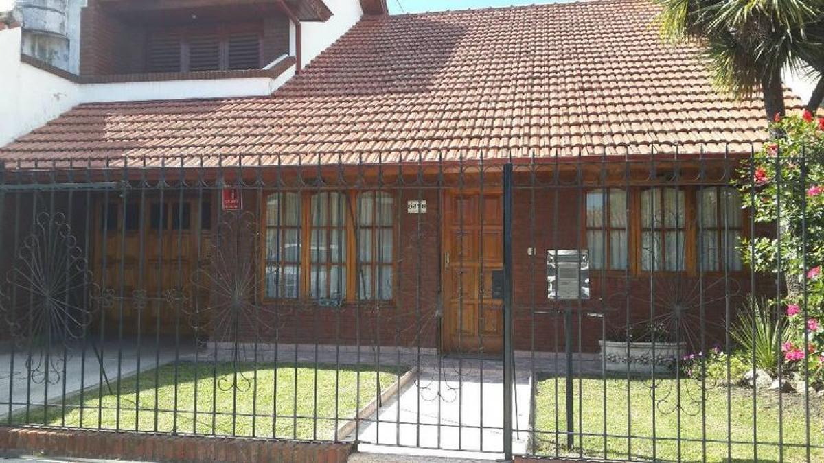 3 bedrooms House in Mar del Plata, Argentina No. 71602