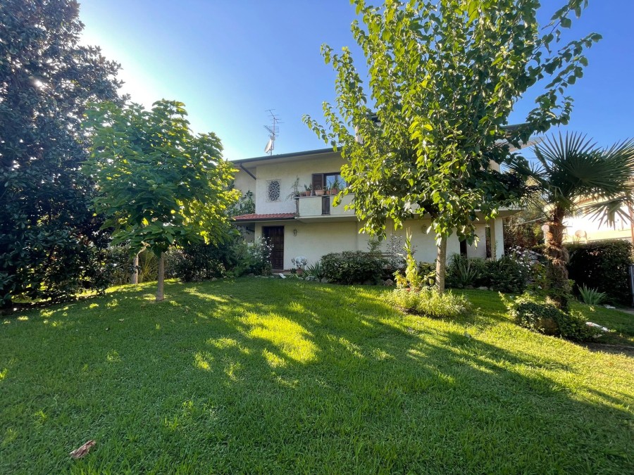 5 bedrooms Villa in Forte dei Marmi, Italy No. 188651